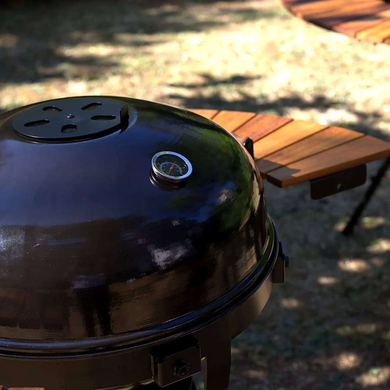 BAZZ360 barbekü kapağı ve üzerindeki termometre, yakın plan