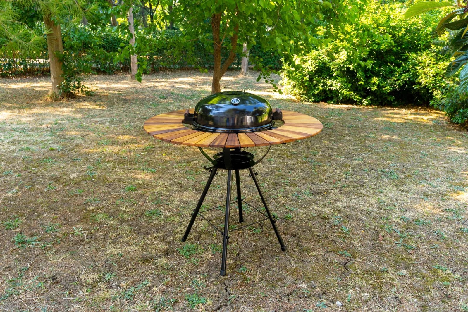 BAZZ360 mangallı masa, barbekü kapağı kapalı hâlde parkta